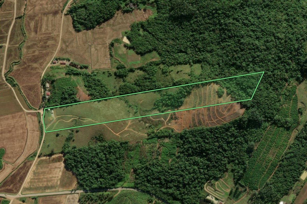 Imagem de satélite do imóvel rural em Massaranduba (SC), com o contorno declarado no CAR desenhado por cima.