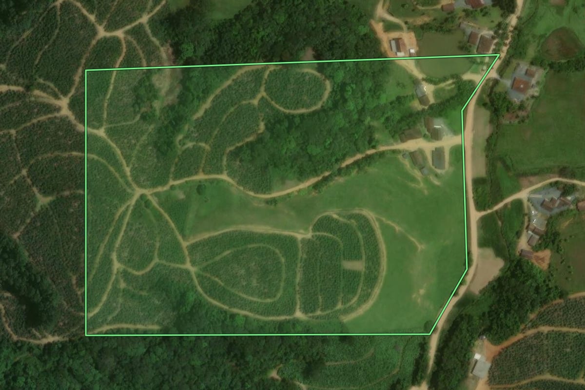 Imagem de satélite do imóvel rural em Massaranduba (SC), com o contorno declarado no CAR desenhado por cima.
