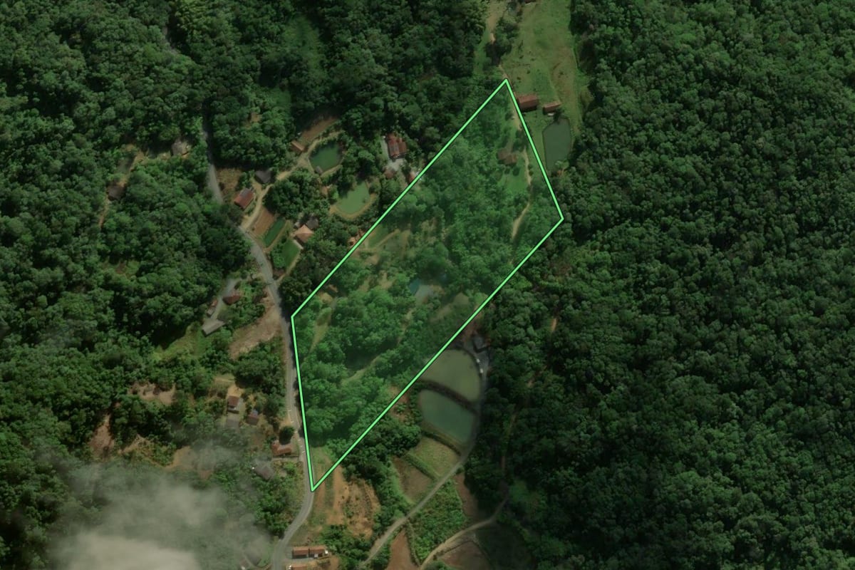 Imagem de satélite do imóvel rural em Massaranduba (SC), com o contorno declarado no CAR desenhado por cima.