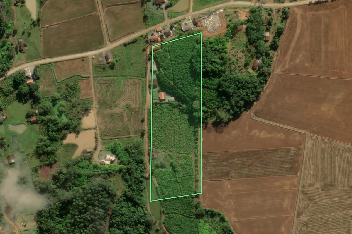 Imagem de satélite do imóvel rural em Massaranduba (SC), com o contorno declarado no CAR desenhado por cima.