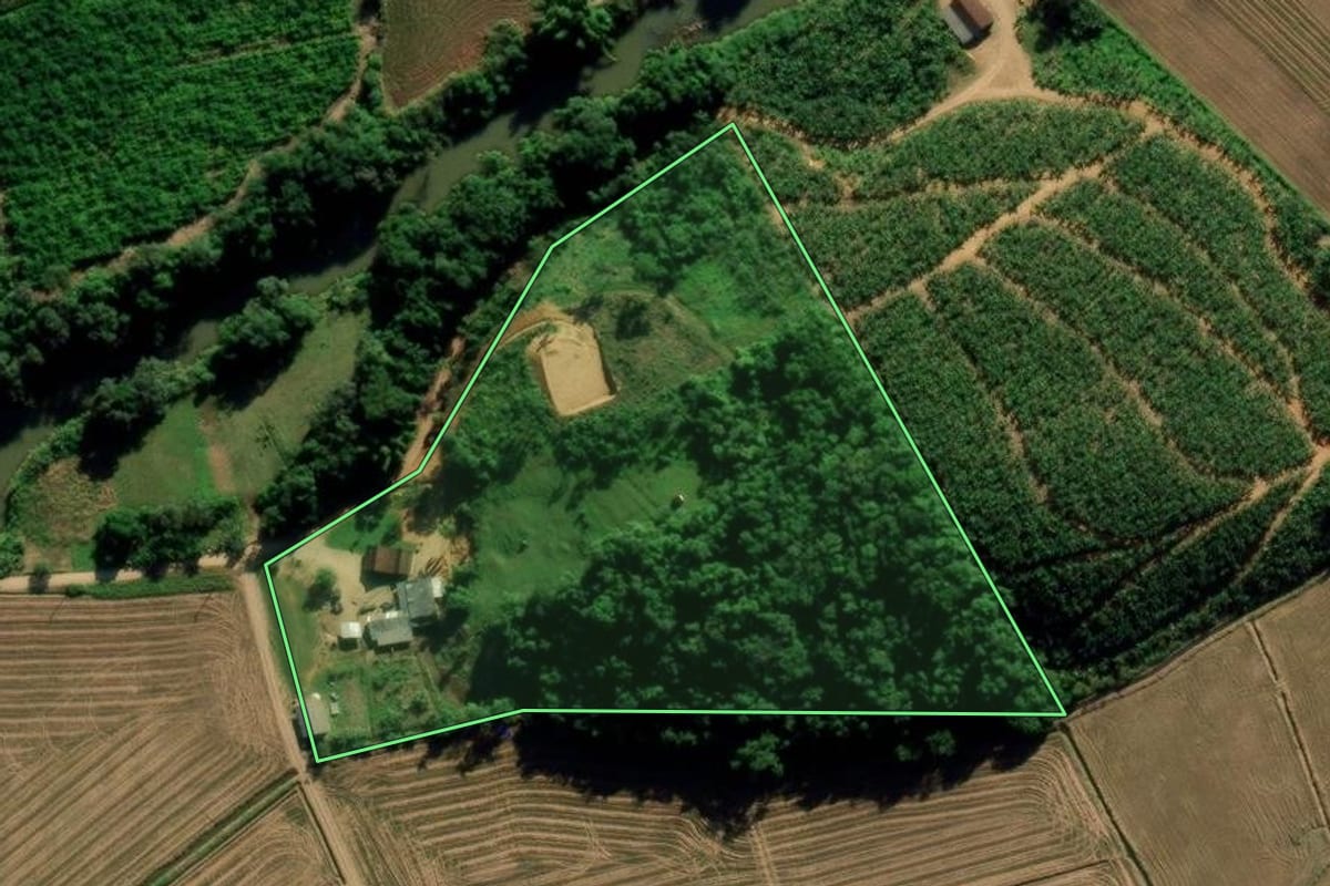 Imagem de satélite do imóvel rural em Massaranduba (SC), com o contorno declarado no CAR desenhado por cima.