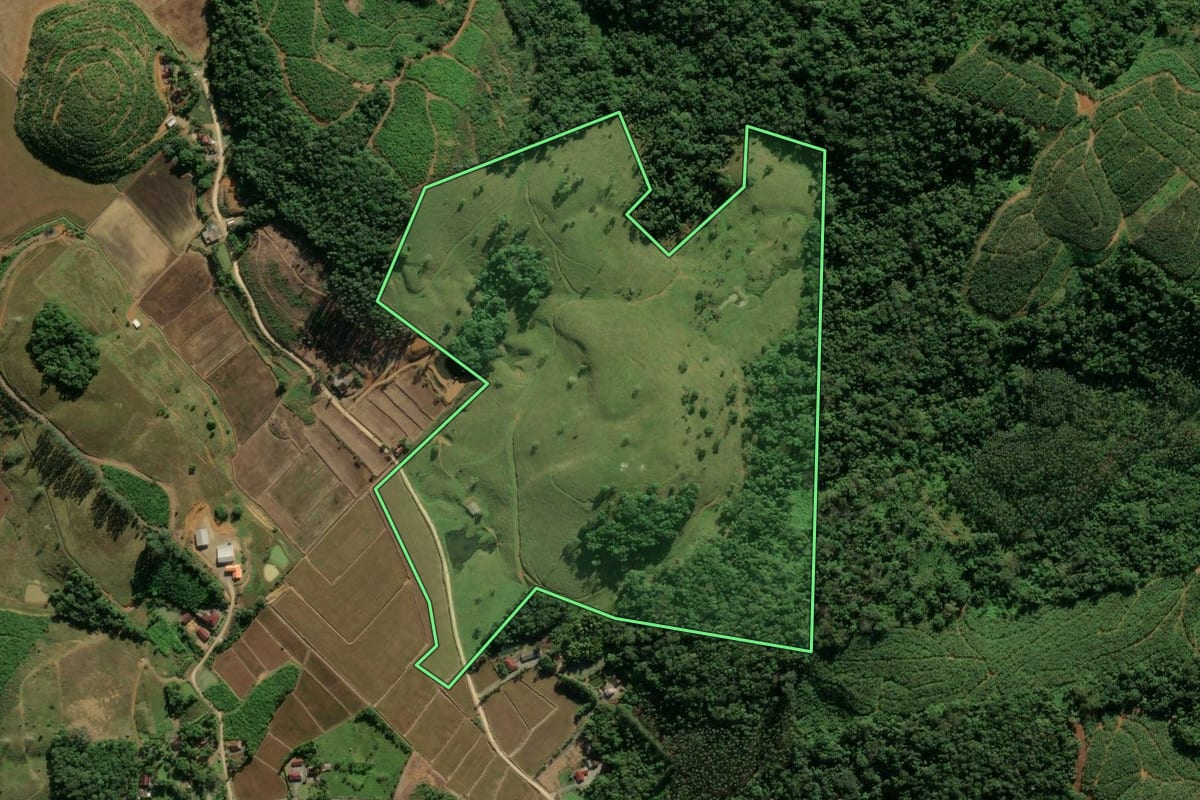 Imagem de satélite do imóvel rural em Massaranduba (SC), com o contorno declarado no CAR desenhado por cima.