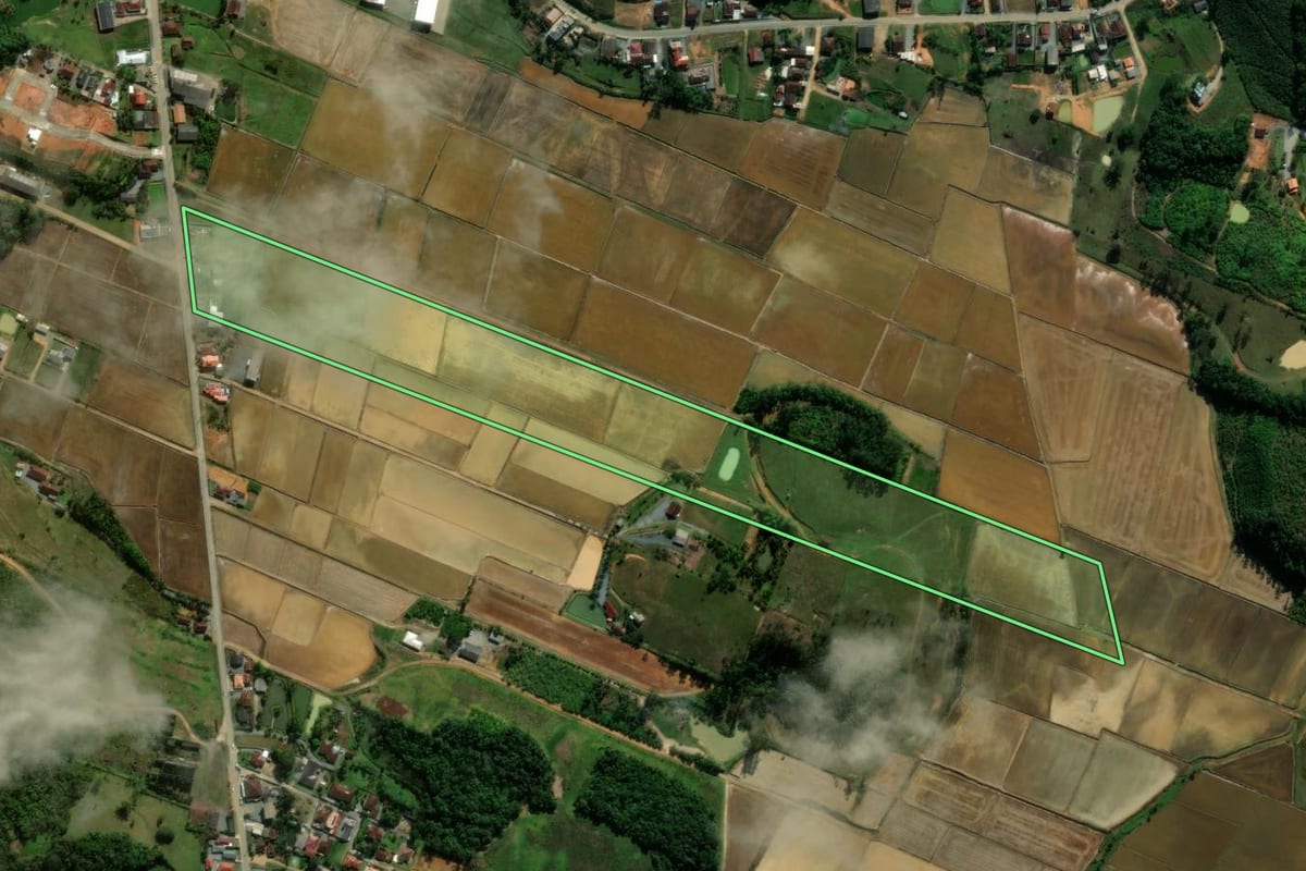 Imagem de satélite do imóvel rural em Massaranduba (SC), com o contorno declarado no CAR desenhado por cima.