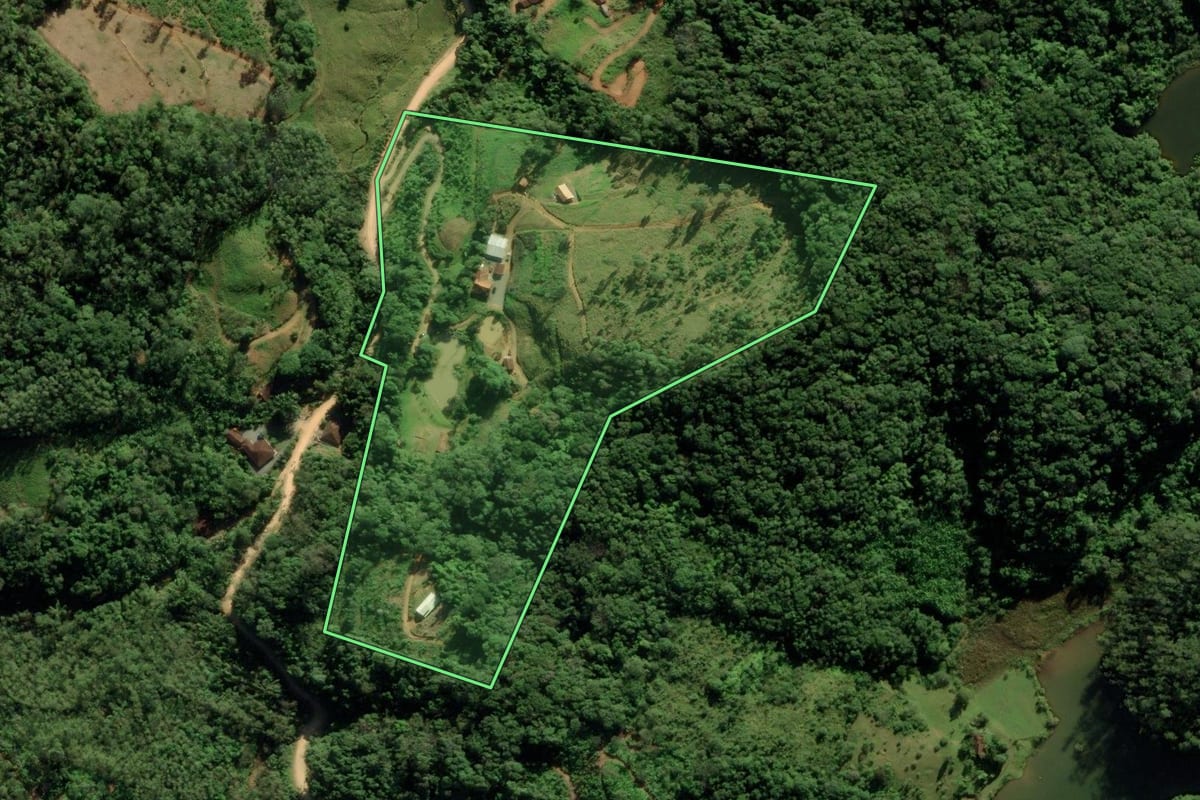 Imagem de satélite do imóvel rural em Massaranduba (SC), com o contorno declarado no CAR desenhado por cima.