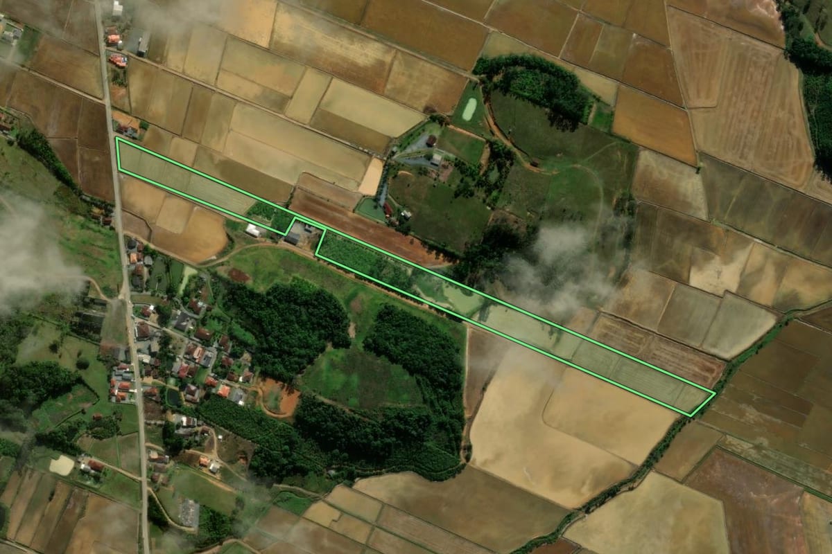 Imagem de satélite do imóvel rural em Massaranduba (SC), com o contorno declarado no CAR desenhado por cima.