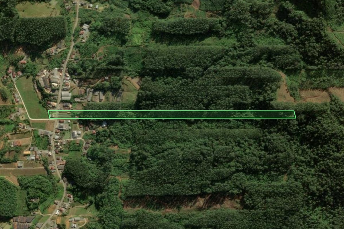 Imagem de satélite do imóvel rural em Massaranduba (SC), com o contorno declarado no CAR desenhado por cima.