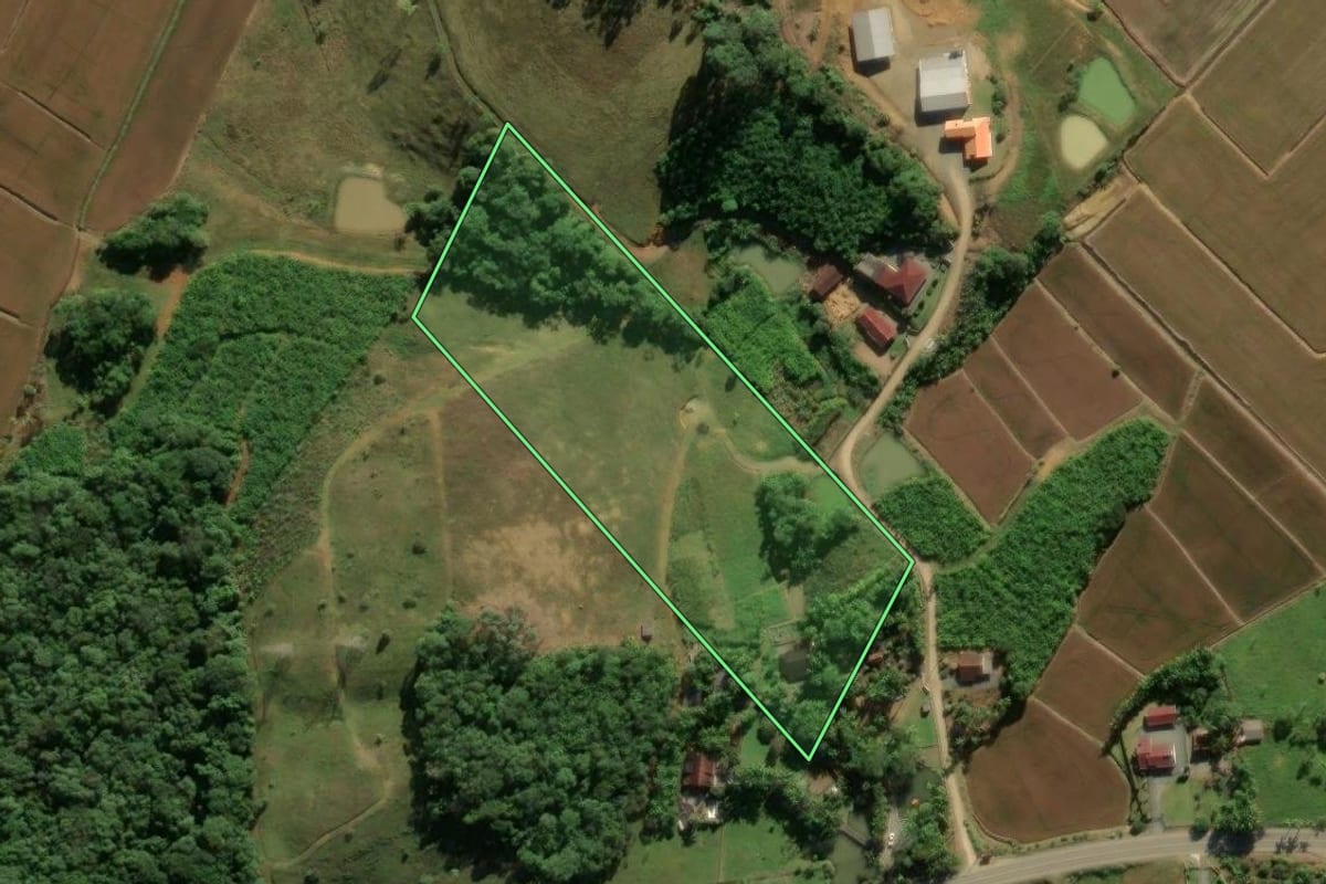 Imagem de satélite do imóvel rural em Massaranduba (SC), com o contorno declarado no CAR desenhado por cima.