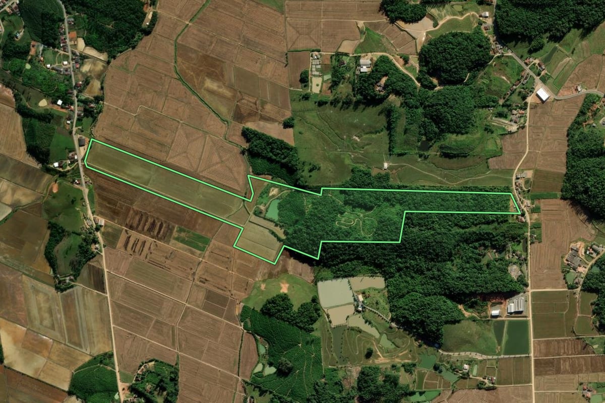 Imagem de satélite do imóvel rural em Massaranduba (SC), com o contorno declarado no CAR desenhado por cima.