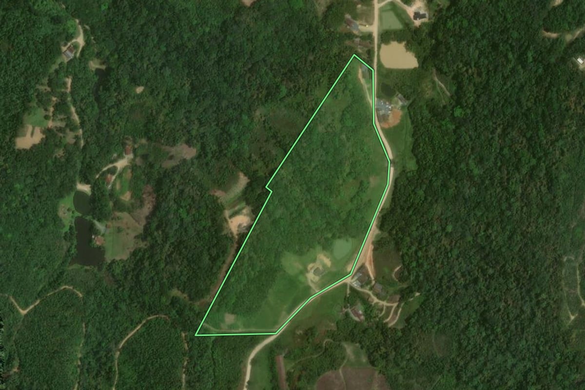 Imagem de satélite do imóvel rural em Massaranduba (SC), com o contorno declarado no CAR desenhado por cima.