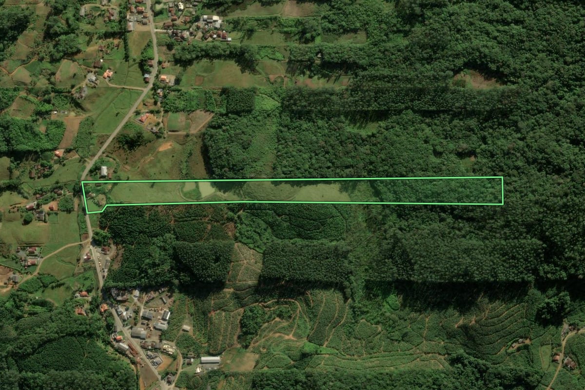 Imagem de satélite do imóvel rural em Massaranduba (SC), com o contorno declarado no CAR desenhado por cima.