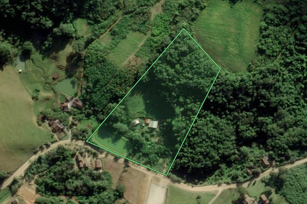 Imagem de satélite do imóvel rural em Massaranduba (SC), com o contorno declarado no CAR desenhado por cima.