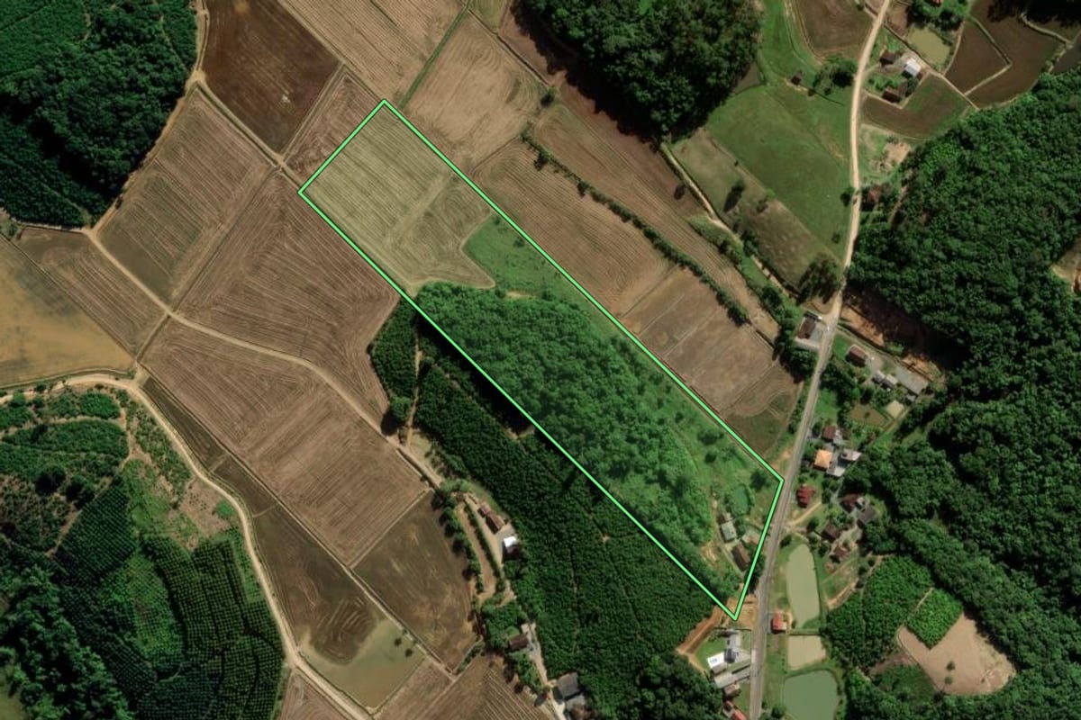 Imagem de satélite do imóvel rural em Massaranduba (SC), com o contorno declarado no CAR desenhado por cima.