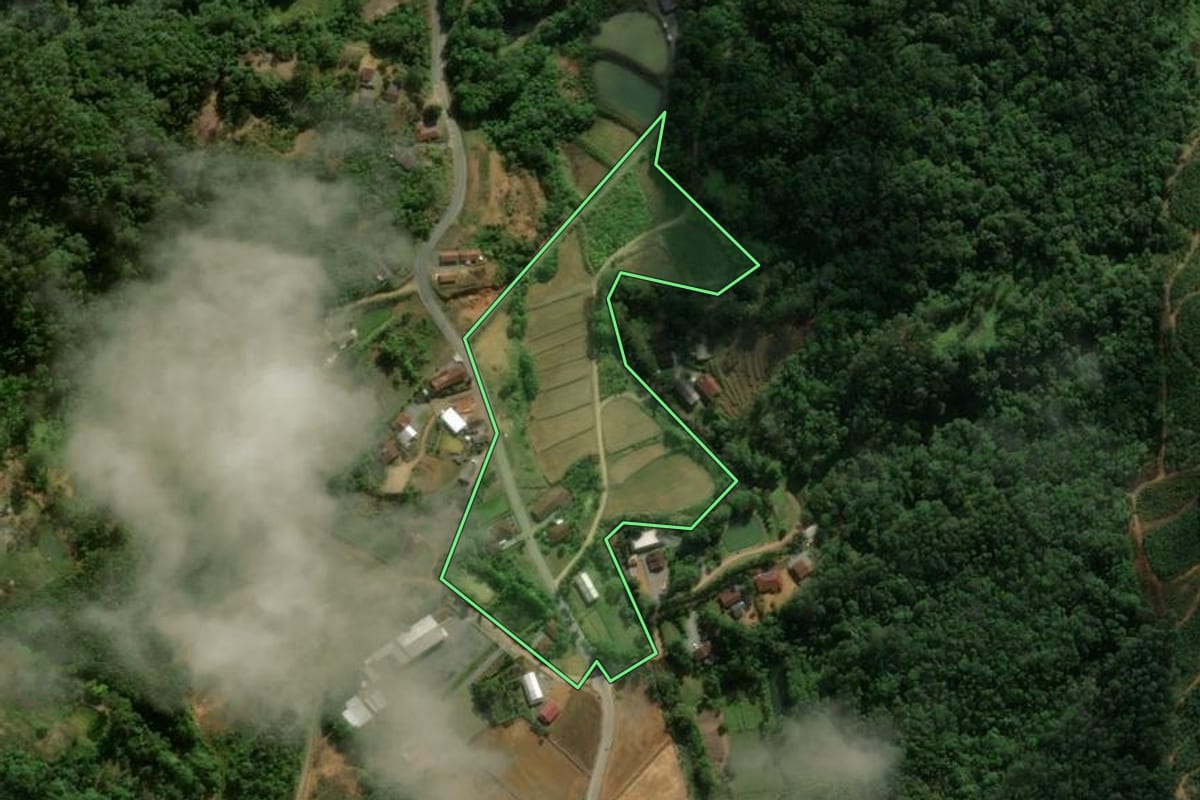 Imagem de satélite do imóvel rural em Massaranduba (SC), com o contorno declarado no CAR desenhado por cima.