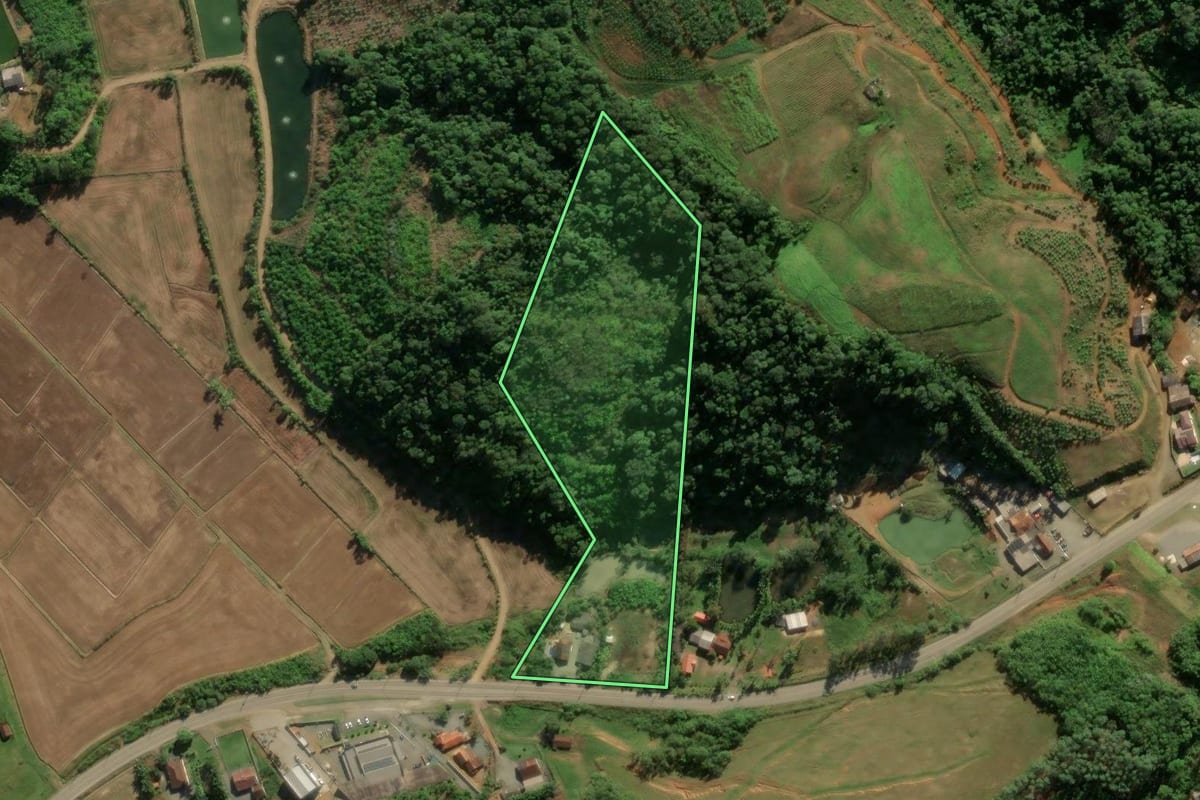Imagem de satélite do imóvel rural em Massaranduba (SC), com o contorno declarado no CAR desenhado por cima.