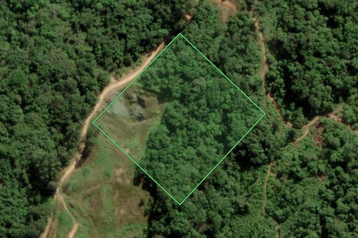 Imagem de satélite do imóvel rural em Massaranduba (SC), com o contorno declarado no CAR desenhado por cima.