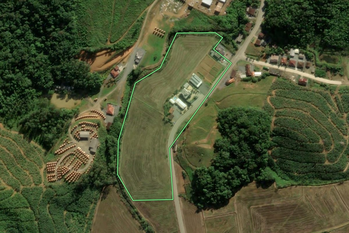 Imagem de satélite do imóvel rural em Massaranduba (SC), com o contorno declarado no CAR desenhado por cima.