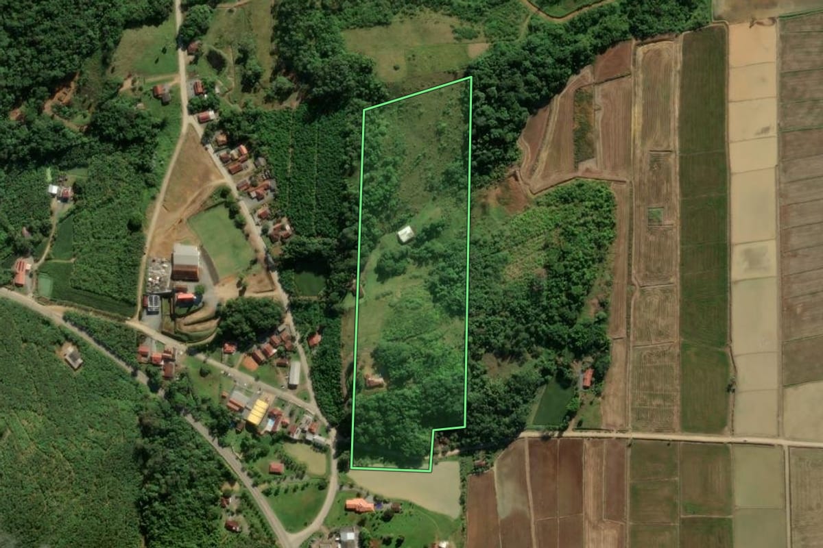 Imagem de satélite do imóvel rural em Massaranduba (SC), com o contorno declarado no CAR desenhado por cima.