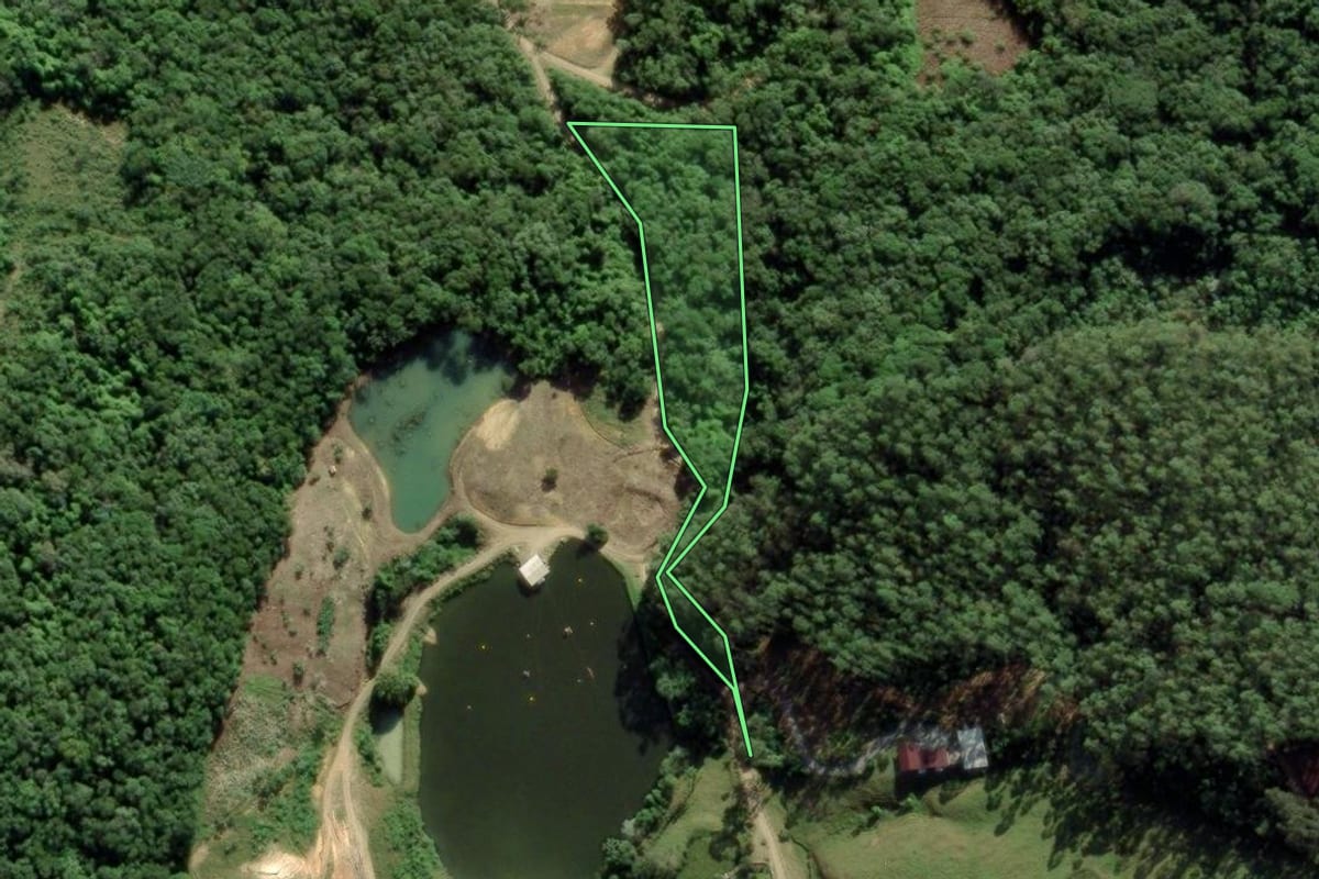 Imagem de satélite do imóvel rural em Massaranduba (SC), com o contorno declarado no CAR desenhado por cima.