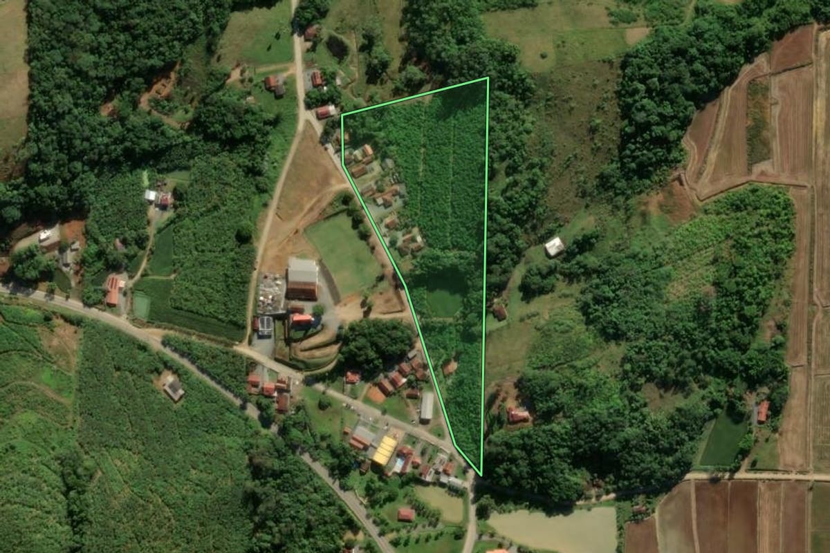 Imagem de satélite do imóvel rural em Massaranduba (SC), com o contorno declarado no CAR desenhado por cima.