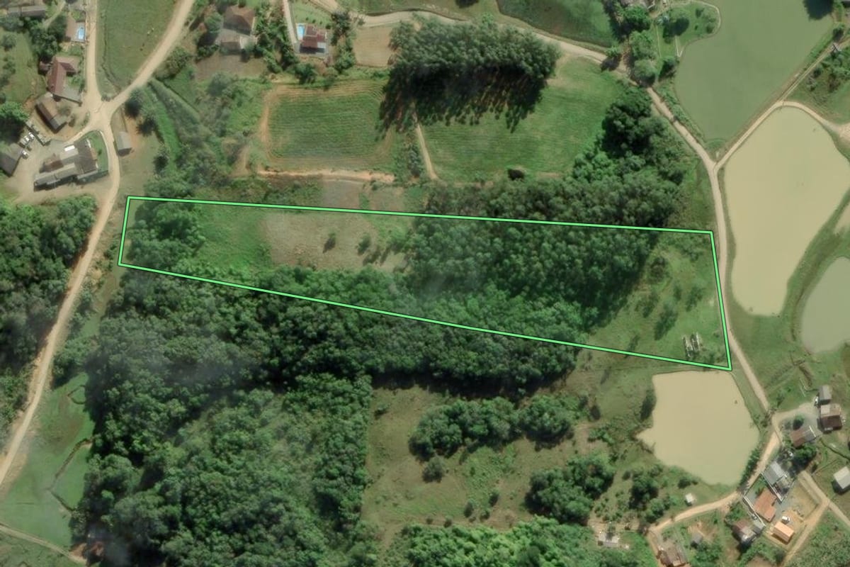 Imagem de satélite do imóvel rural em Massaranduba (SC), com o contorno declarado no CAR desenhado por cima.