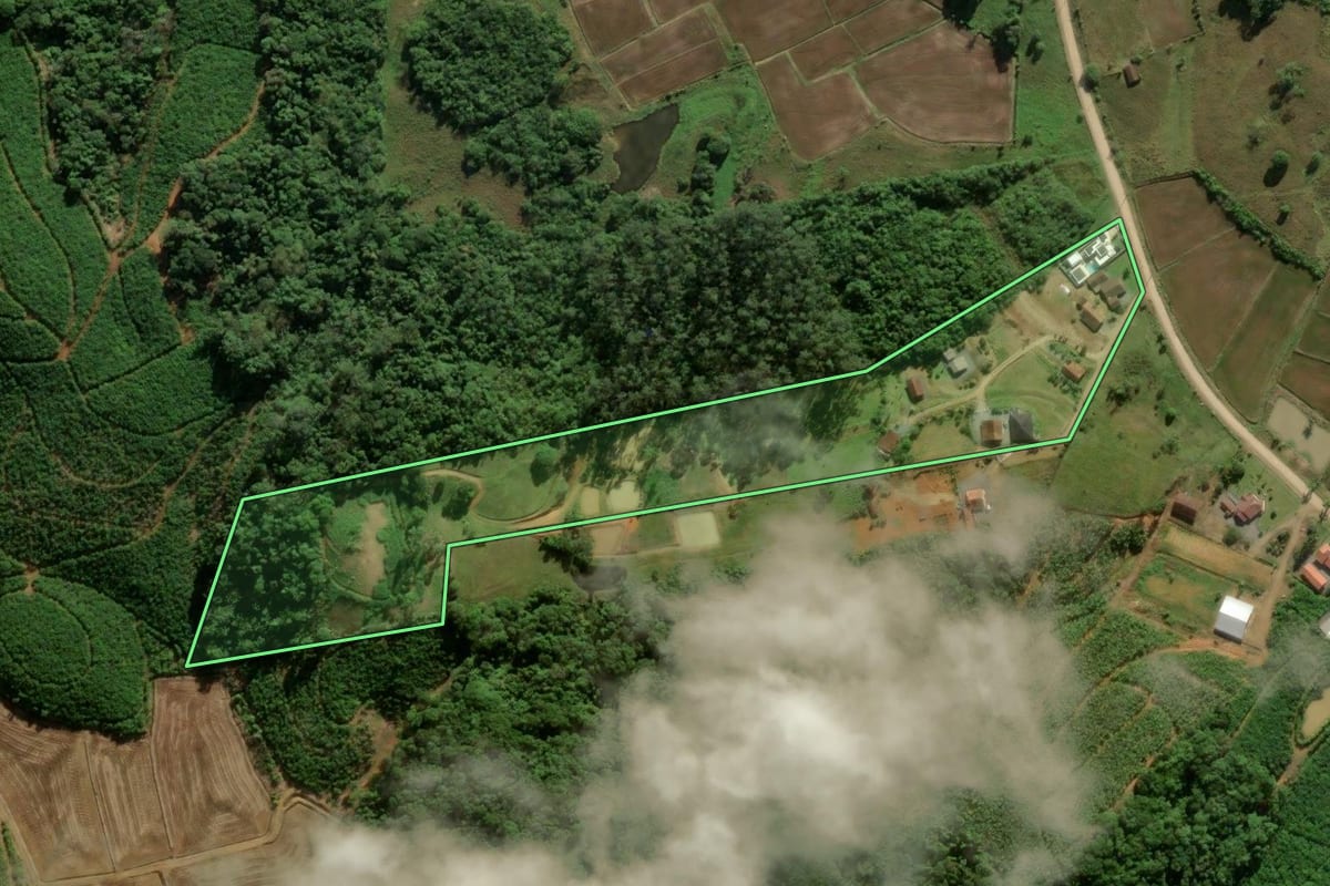 Imagem de satélite do imóvel rural em Massaranduba (SC), com o contorno declarado no CAR desenhado por cima.