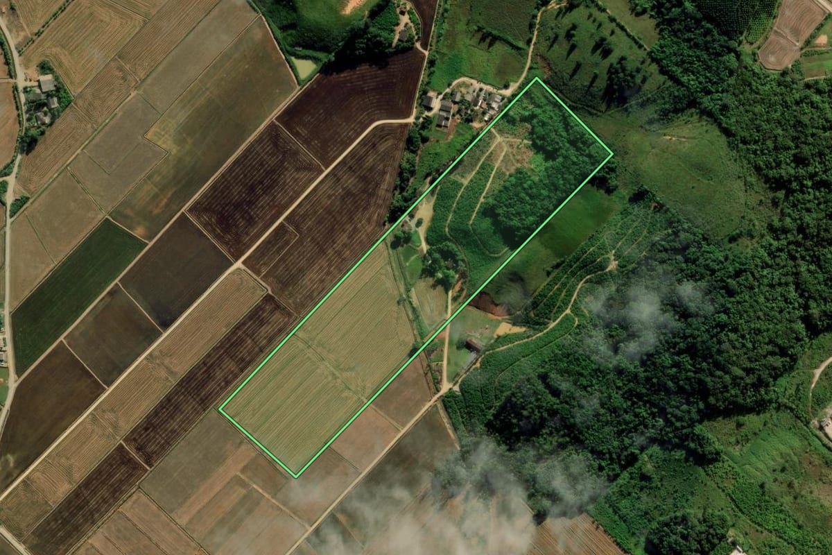 Imagem de satélite do imóvel rural em Massaranduba (SC), com o contorno declarado no CAR desenhado por cima.