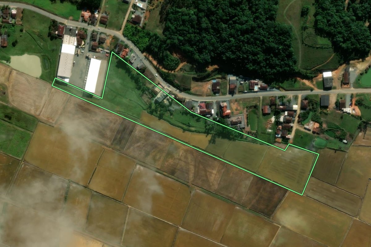 Imagem de satélite do imóvel rural em Massaranduba (SC), com o contorno declarado no CAR desenhado por cima.