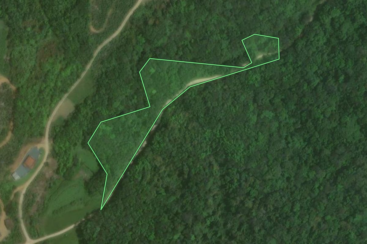 Imagem de satélite do imóvel rural em Massaranduba (SC), com o contorno declarado no CAR desenhado por cima.