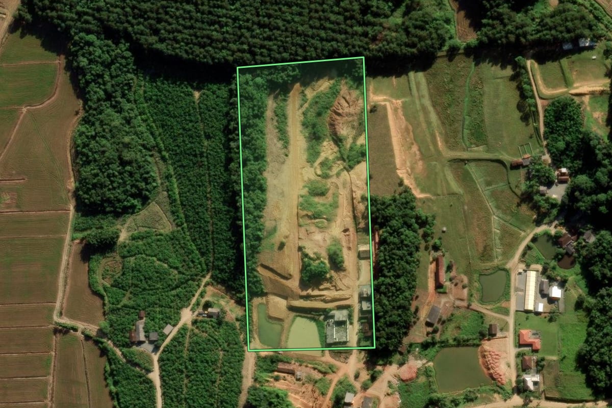 Imagem de satélite do imóvel rural em Massaranduba (SC), com o contorno declarado no CAR desenhado por cima.