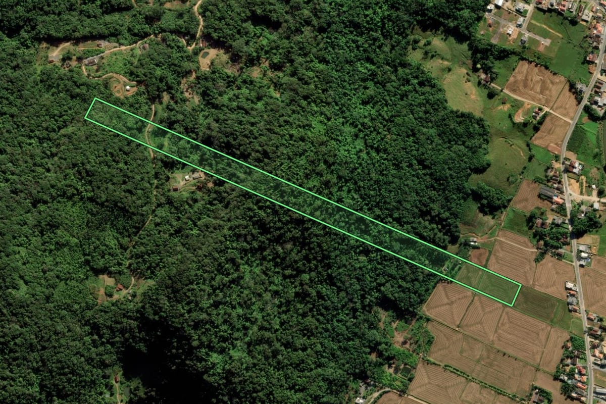 Imagem de satélite do imóvel rural em Massaranduba (SC), com o contorno declarado no CAR desenhado por cima.