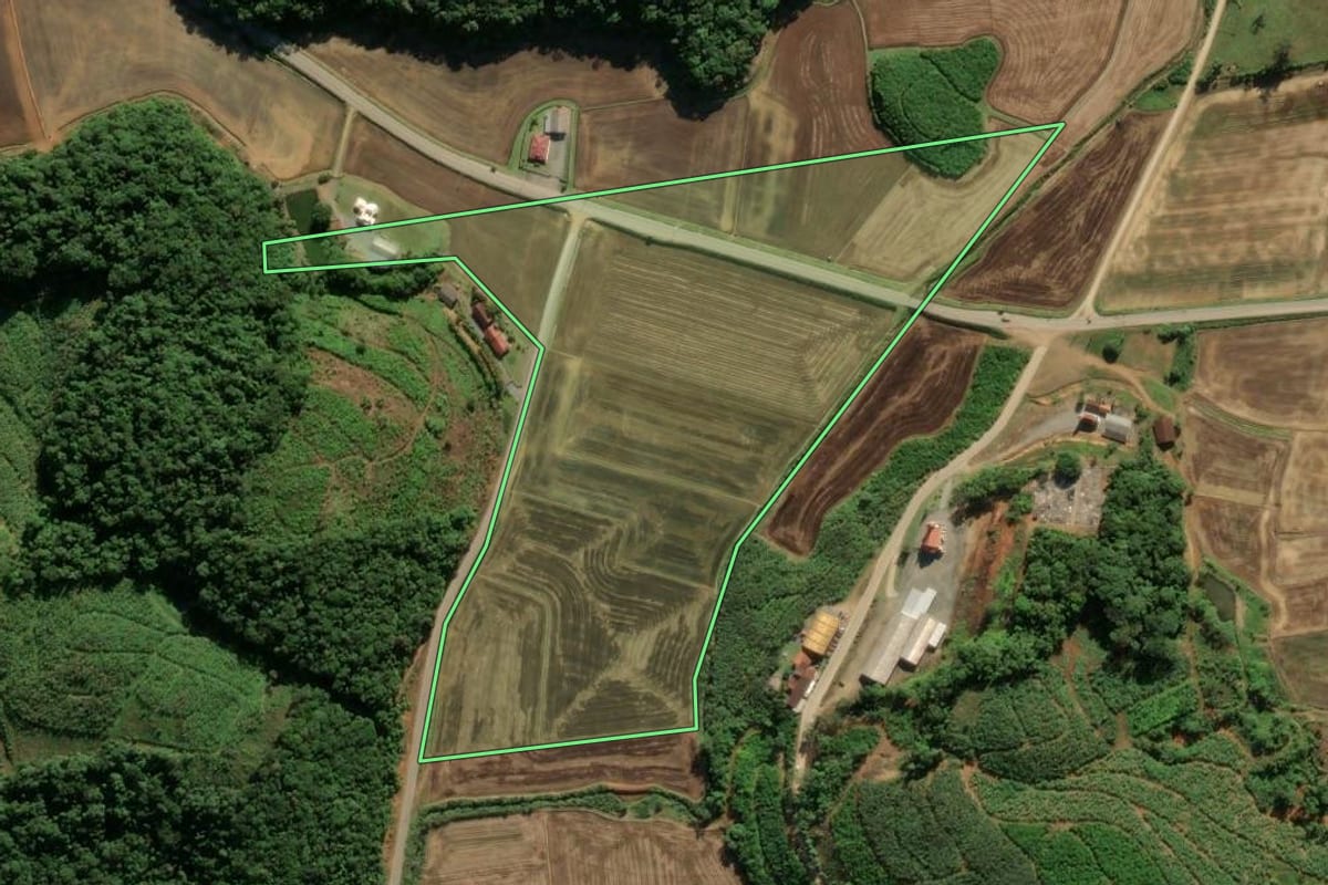 Imagem de satélite do imóvel rural em Massaranduba (SC), com o contorno declarado no CAR desenhado por cima.