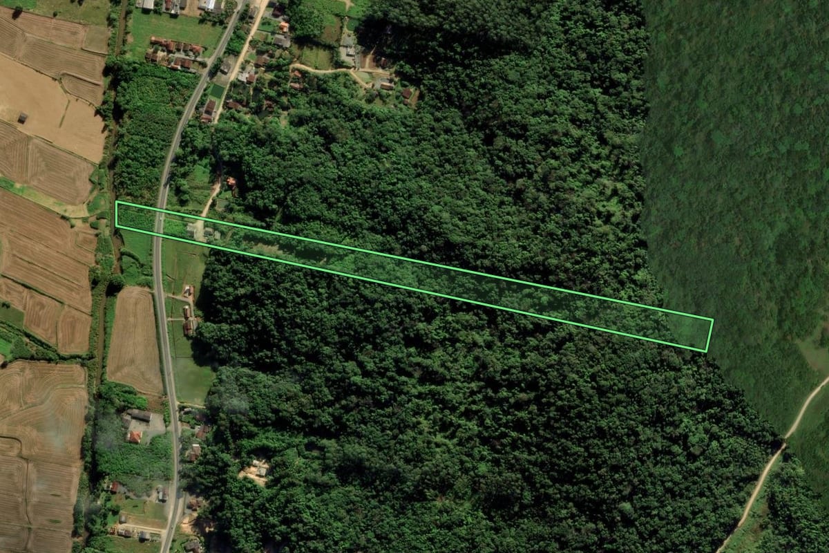 Imagem de satélite do imóvel rural em Massaranduba (SC), com o contorno declarado no CAR desenhado por cima.
