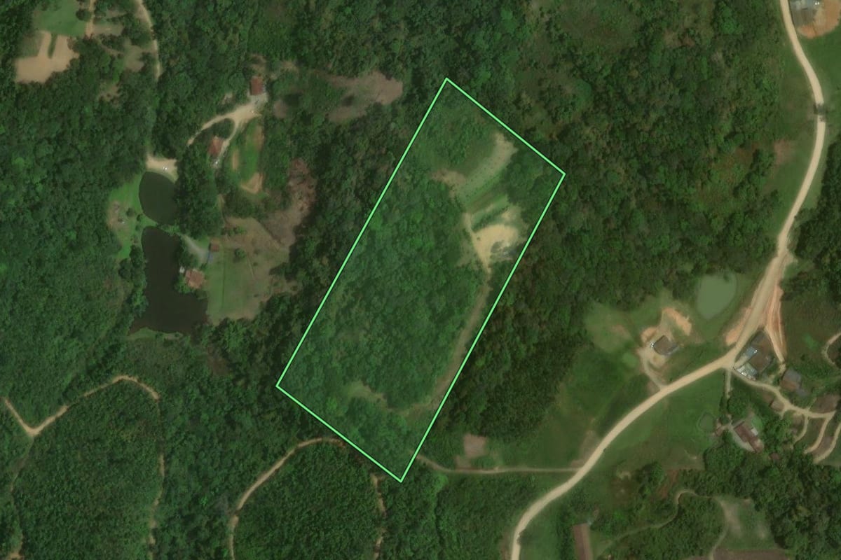 Imagem de satélite do imóvel rural em Massaranduba (SC), com o contorno declarado no CAR desenhado por cima.