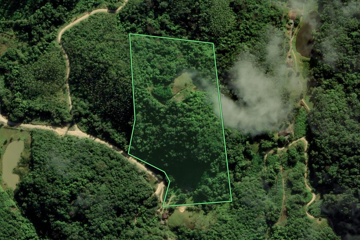 Imagem de satélite do imóvel rural em Massaranduba (SC), com o contorno declarado no CAR desenhado por cima.