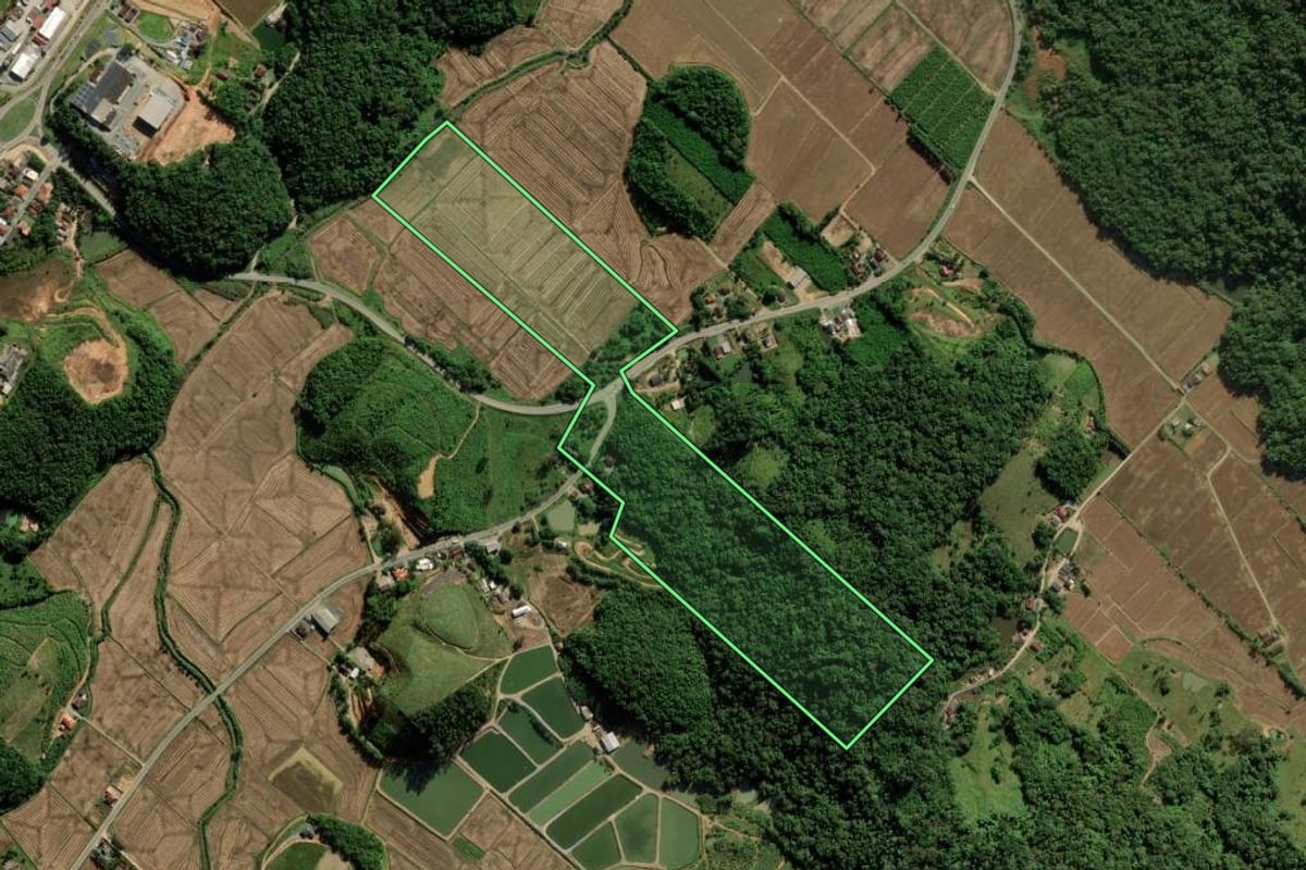 Imagem de satélite do imóvel rural em Massaranduba (SC), com o contorno declarado no CAR desenhado por cima.