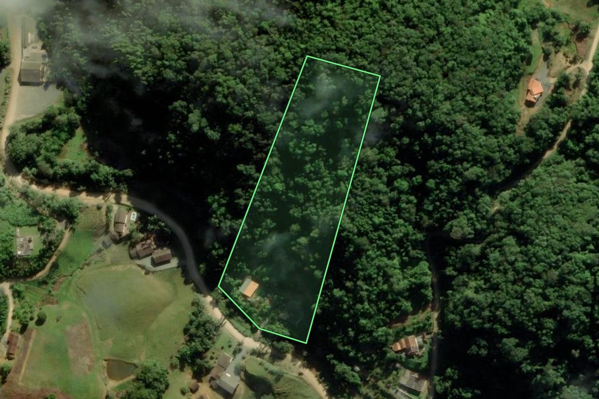Imagem de satélite do imóvel rural em Massaranduba (SC), com o contorno declarado no CAR desenhado por cima.