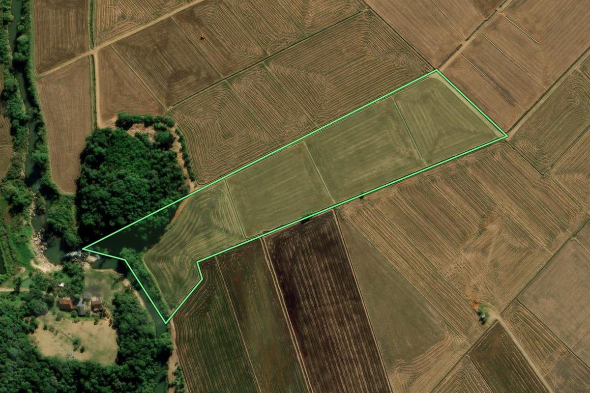 Imagem de satélite do imóvel rural em Massaranduba (SC), com o contorno declarado no CAR desenhado por cima.