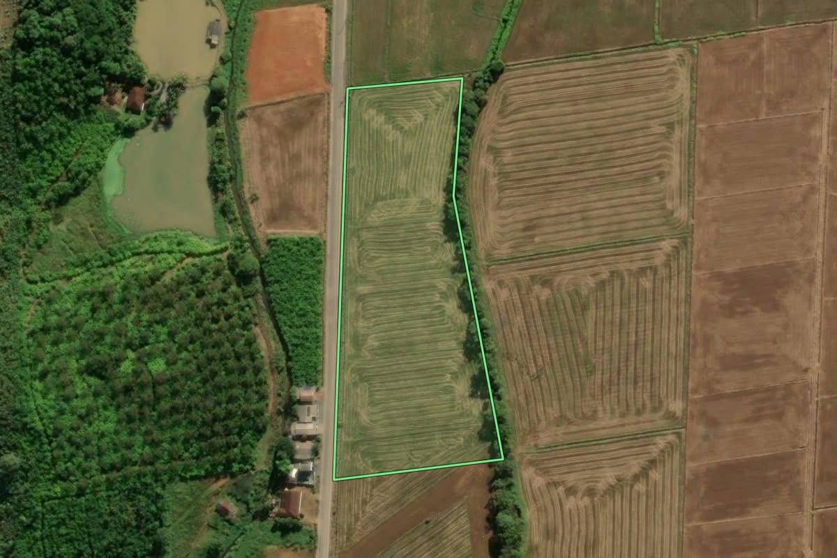 Imagem de satélite do imóvel rural em Massaranduba (SC), com o contorno declarado no CAR desenhado por cima.