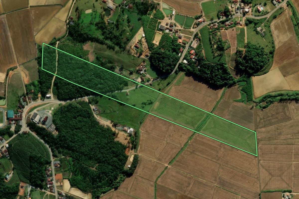 Imagem de satélite do imóvel rural em Massaranduba (SC), com o contorno declarado no CAR desenhado por cima.