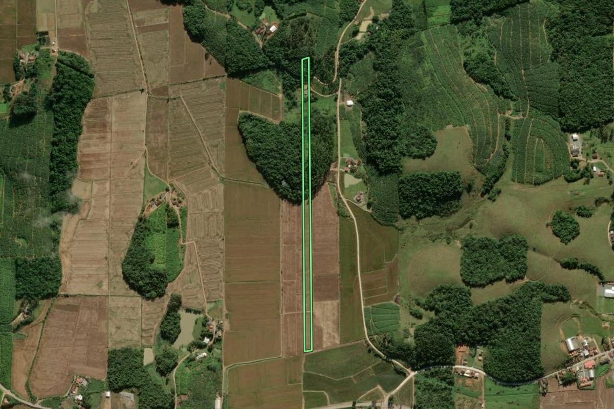 Imagem de satélite do imóvel rural em Massaranduba (SC), com o contorno declarado no CAR desenhado por cima.
