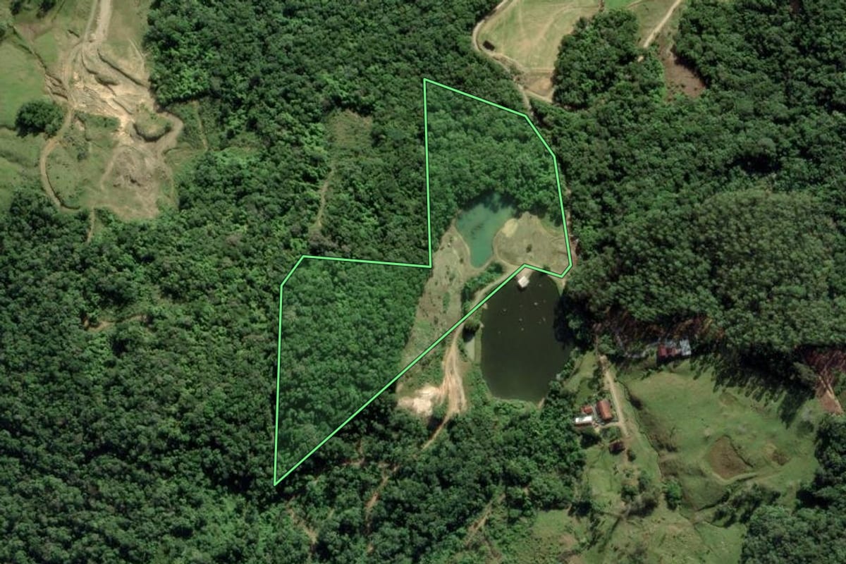 Imagem de satélite do imóvel rural em Massaranduba (SC), com o contorno declarado no CAR desenhado por cima.