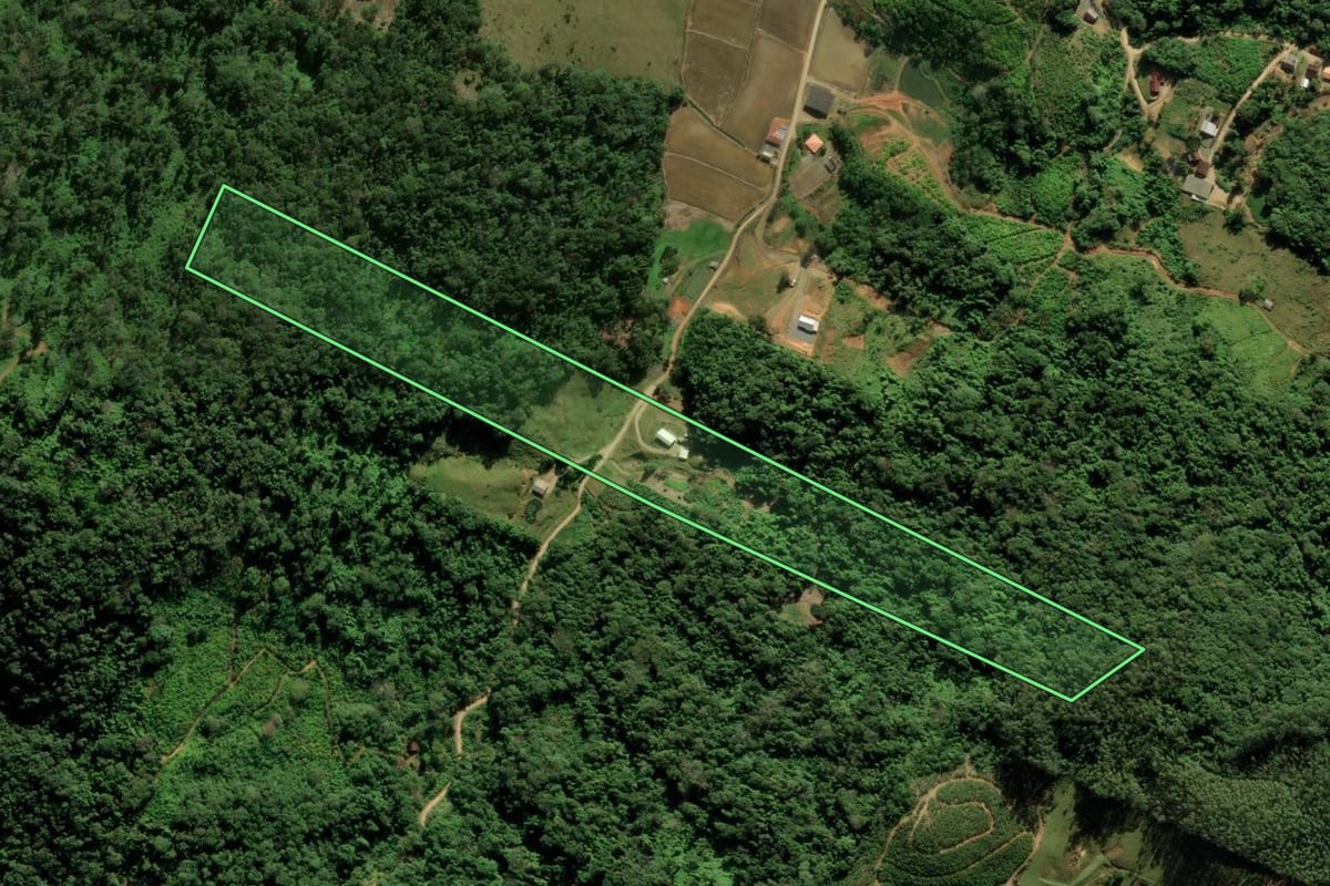 Imagem de satélite do imóvel rural em Massaranduba (SC), com o contorno declarado no CAR desenhado por cima.