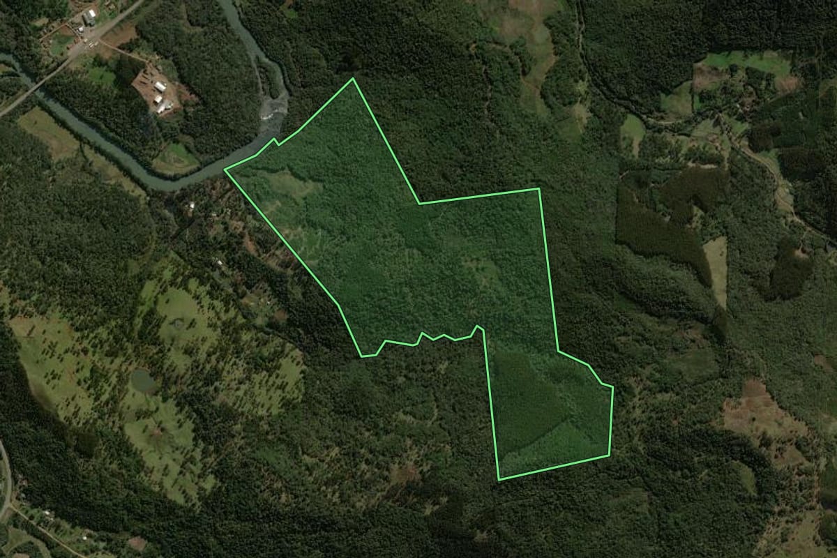 Imagem de satélite do imóvel rural em Matos Costa (SC), com o contorno declarado no CAR desenhado por cima.