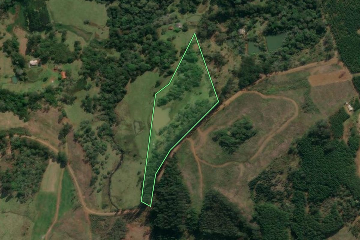 Imagem de satélite do imóvel rural em Matos Costa (SC), com o contorno declarado no CAR desenhado por cima.