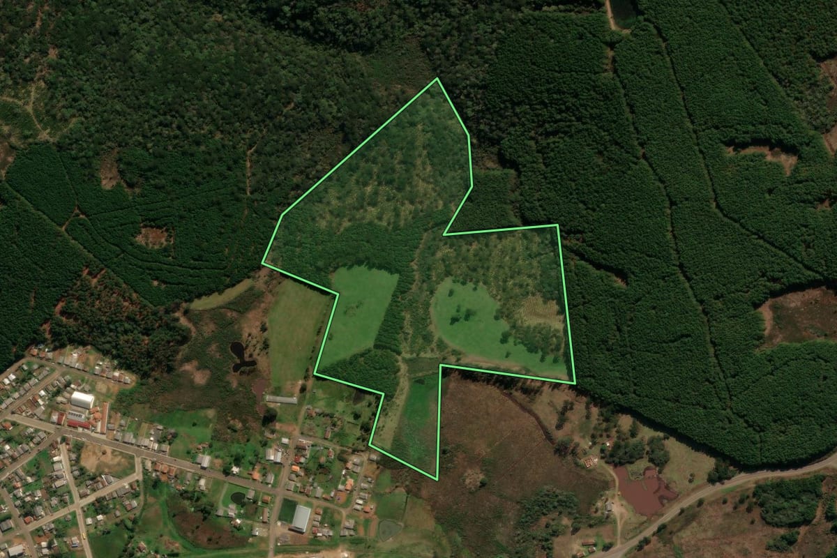 Imagem de satélite do imóvel rural em Matos Costa (SC), com o contorno declarado no CAR desenhado por cima.