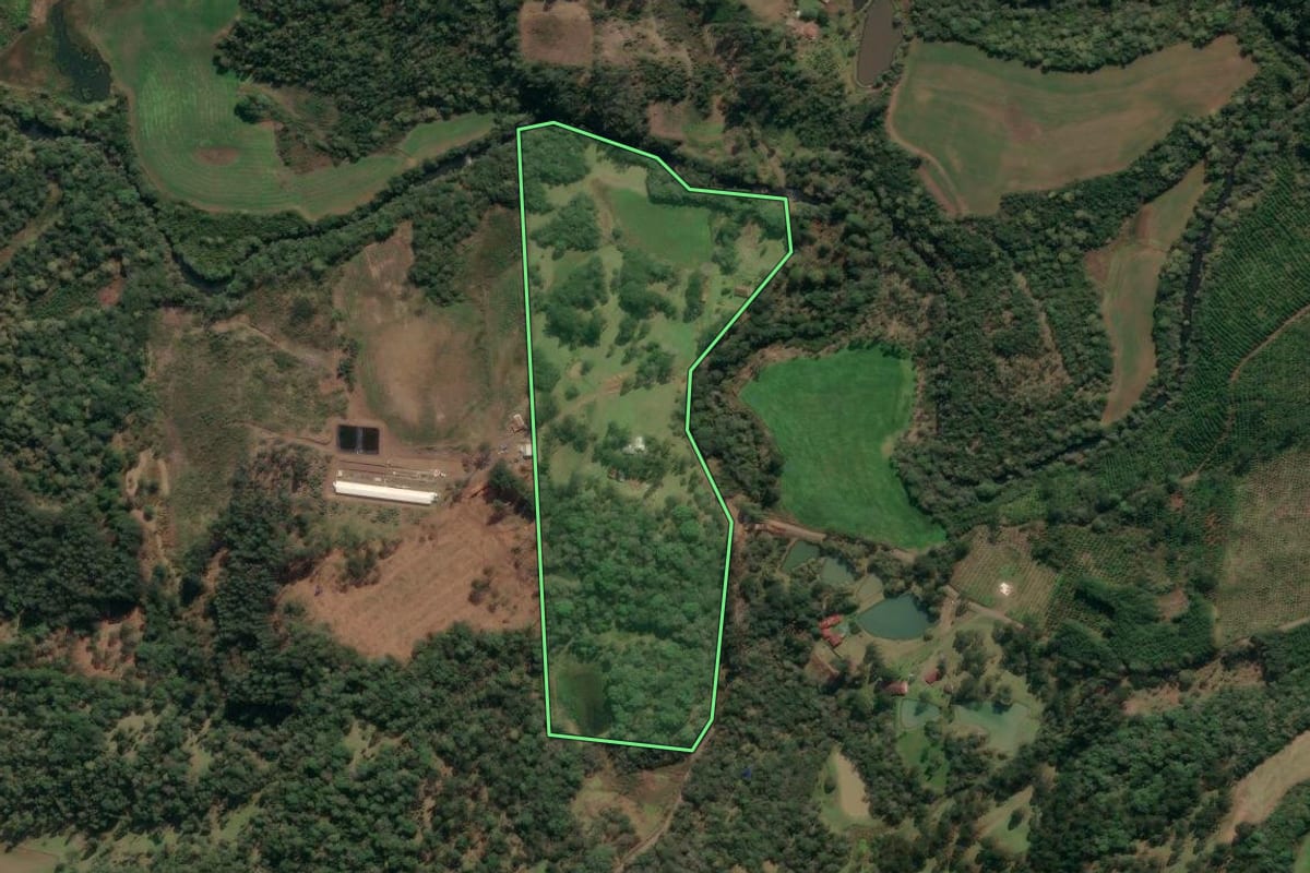 Imagem de satélite do imóvel rural em Matos Costa (SC), com o contorno declarado no CAR desenhado por cima.