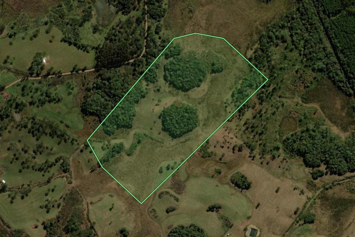 Imagem de satélite do imóvel rural em Matos Costa (SC), com o contorno declarado no CAR desenhado por cima.
