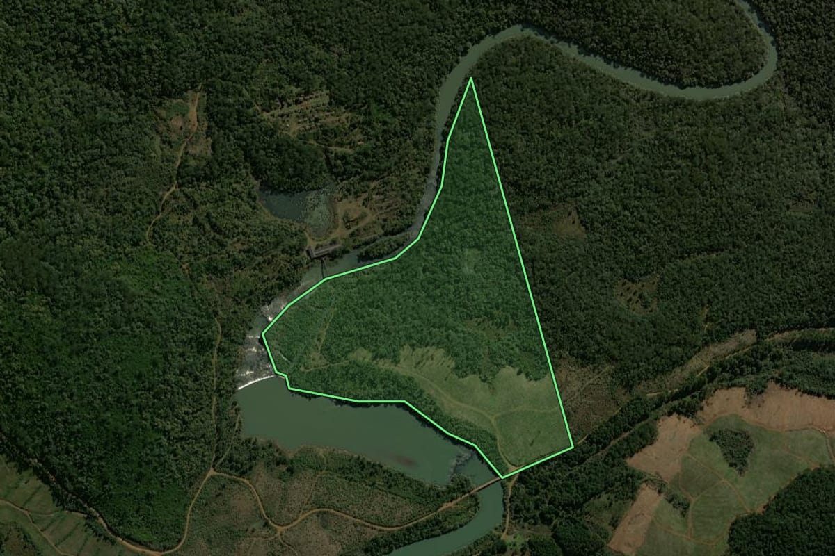 Imagem de satélite do imóvel rural em Matos Costa (SC), com o contorno declarado no CAR desenhado por cima.