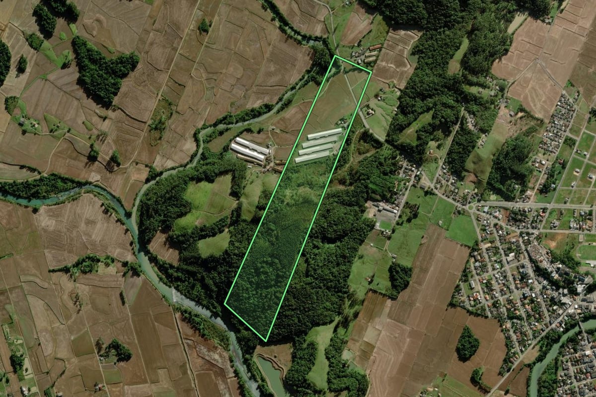 Imagem de satélite do imóvel rural em Meleiro (SC), com o contorno declarado no CAR desenhado por cima.