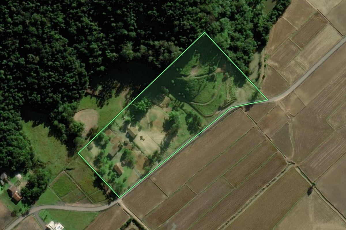 Imagem de satélite do imóvel rural em Meleiro (SC), com o contorno declarado no CAR desenhado por cima.